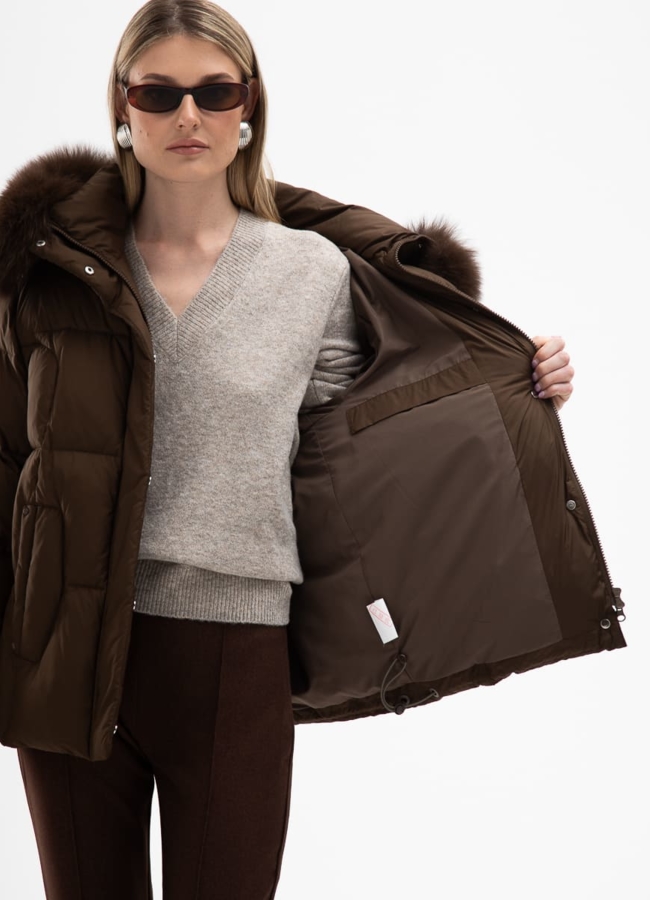 Короткий пуховик с капюшоном из меха песца модель № 31117 универмаг малина