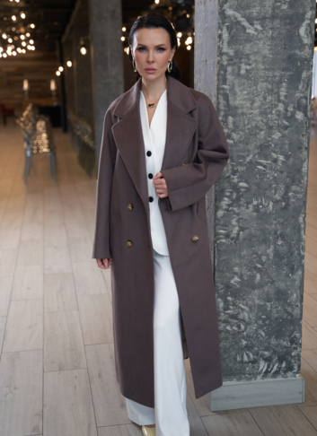 Длинное двубортное пальто с английским воротником