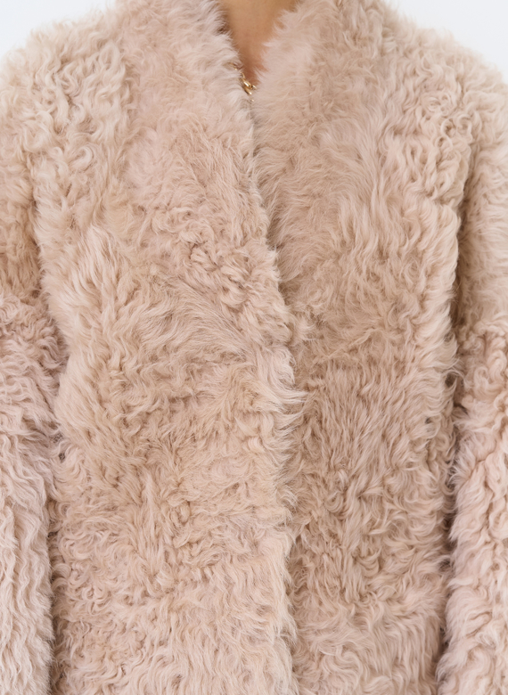 Женская короткая двухсторонняя дубленка 