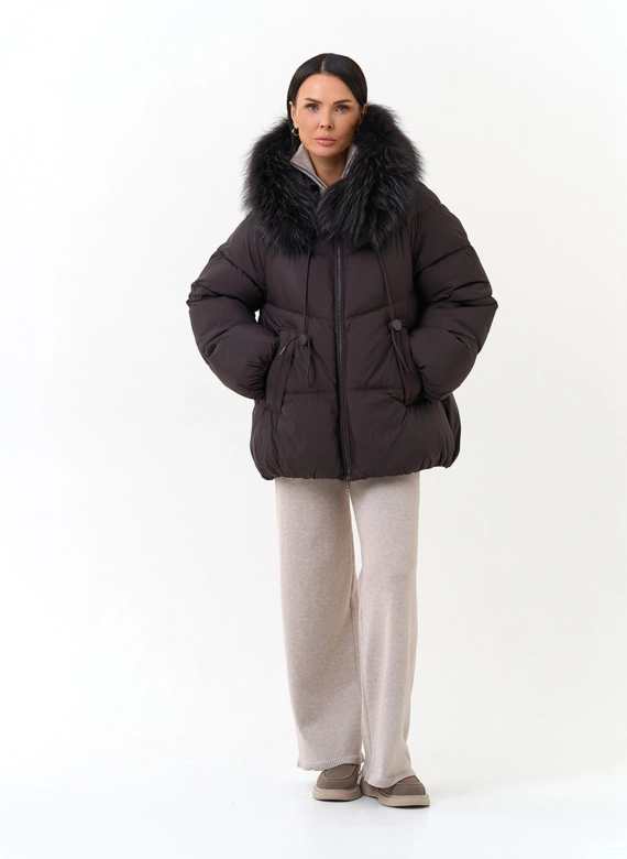 Женский пуховик с мехом енота на капюшоне фото