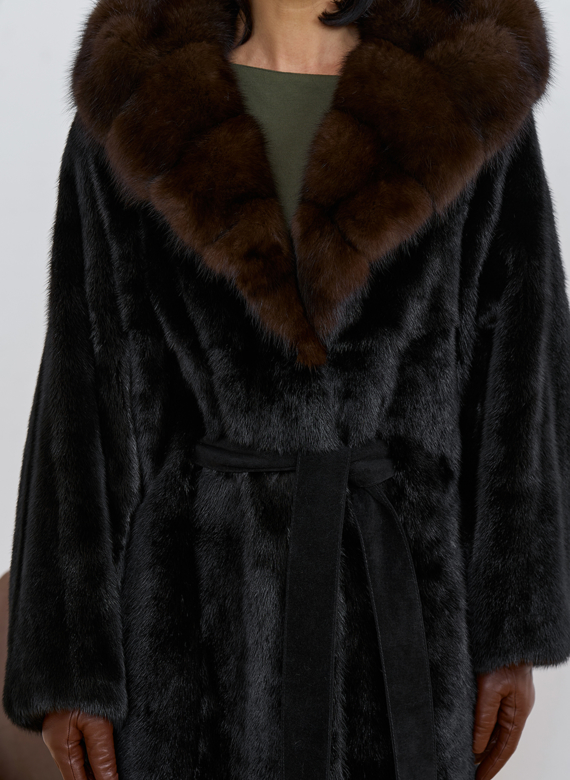 Шуба из меха норки с капюшоном из меха куницы
