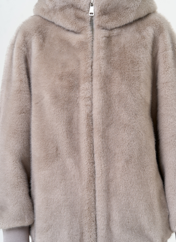 Женская куртка из эко меха с капюшоном