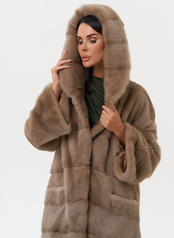 Короткая шуба из норки с капюшоном