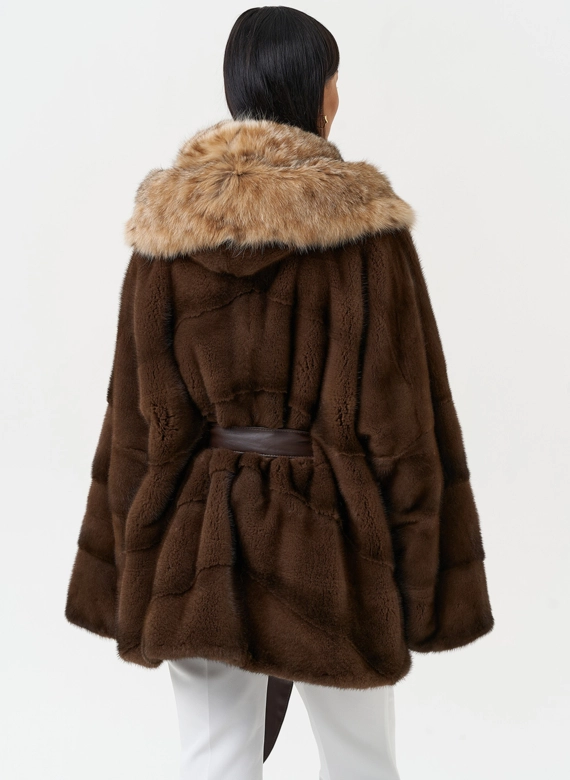 Женская шуба из меха норки с капюшоном из меха рыси