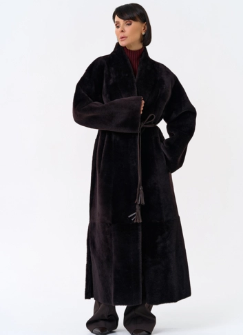 Женская двухсторонняя дубленка с декоративным поясом фото