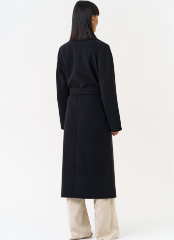 Женское пальто черного цвета с поясом