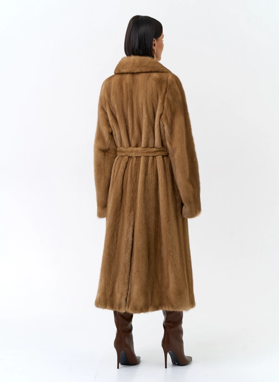 Шуба из меха норки в цвете золото