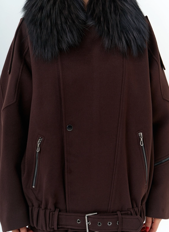 Женское укороченное пальто с отделкой из меха лисы фото