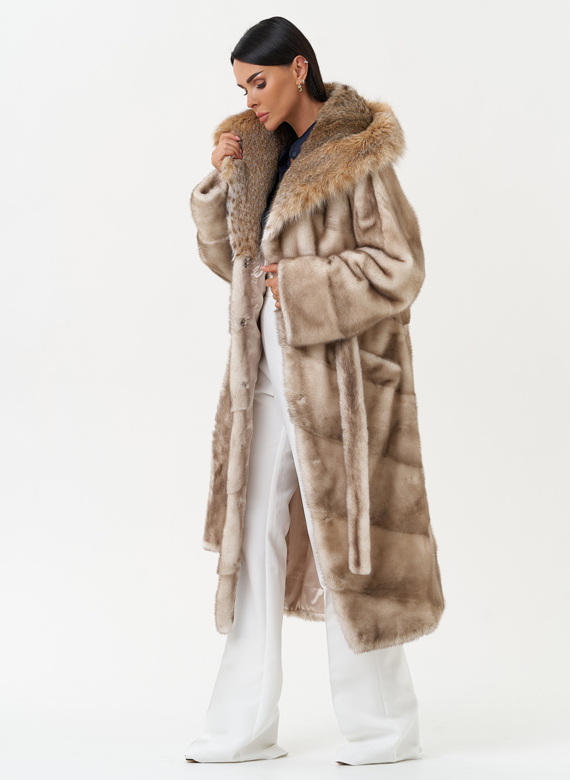 Женская шуба из меха норки с капюшоном из меха рыси