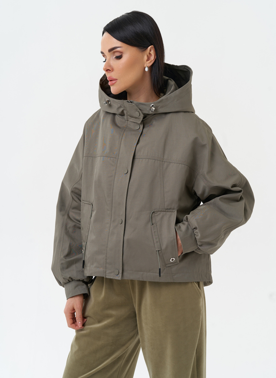 Короткая женская ветровка с капюшоном