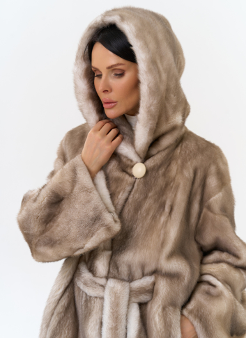 Женская шуба из меха норки с капюшоном