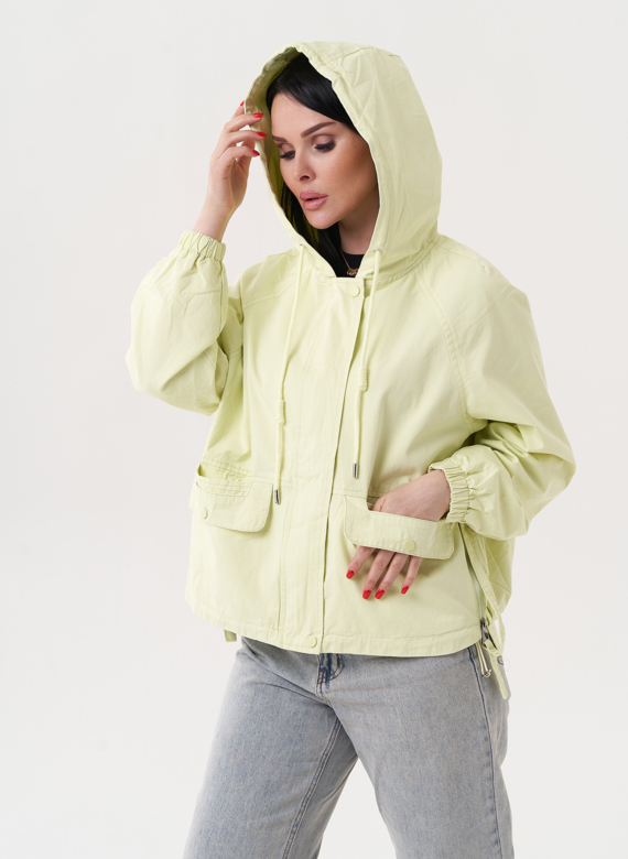 Ветровка зеленого цвета с капюшоном