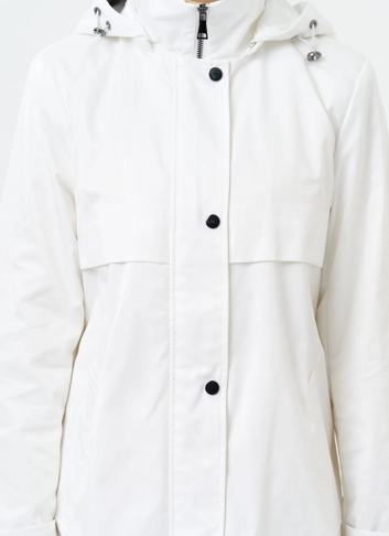 Плащ женский белого цвета