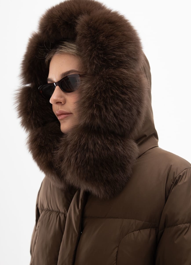 Короткий пуховик с капюшоном из меха песца модель № 31117 универмаг малина